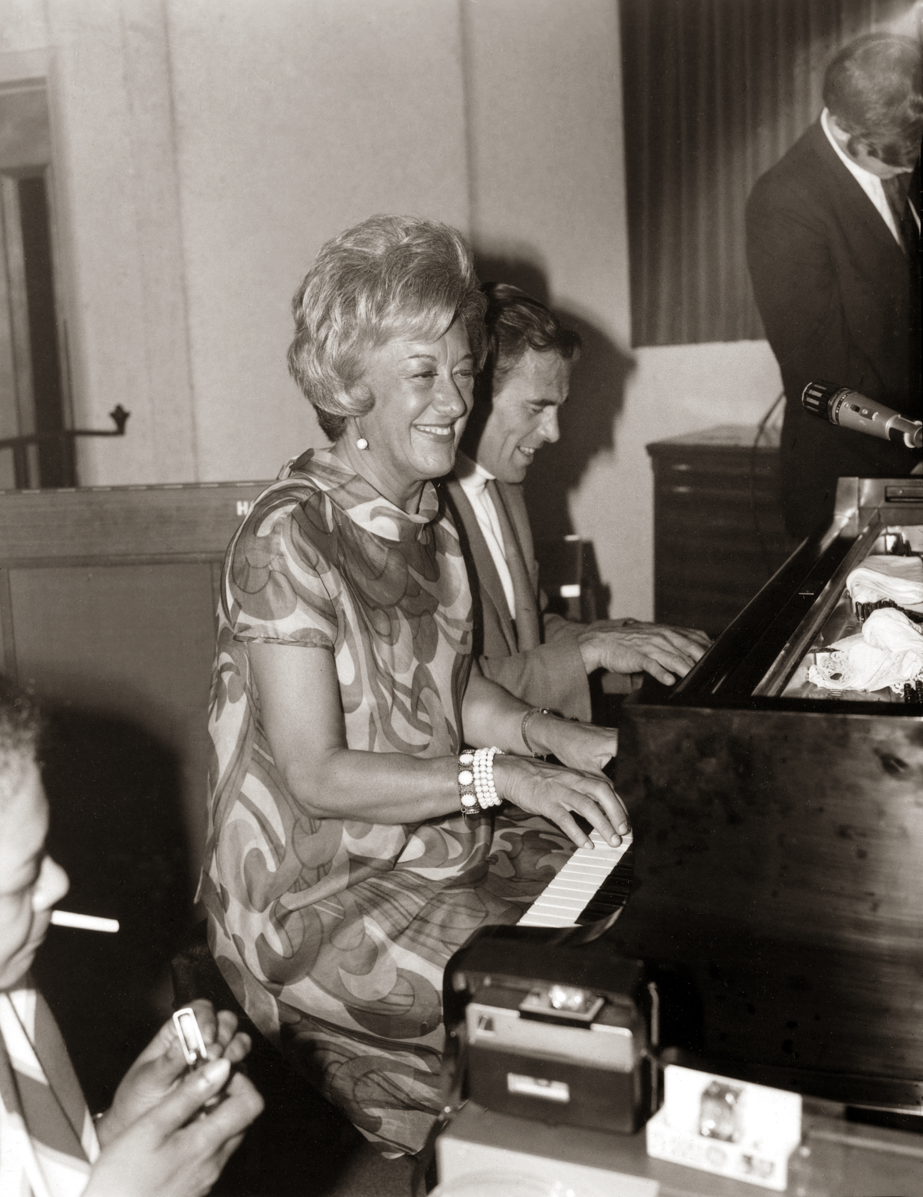 Marian McPartland and Linc Milliman playing piano at Doug Duke’s “Music Room” on the corner of Lake Avenue and Latta Road in Rochester, New York