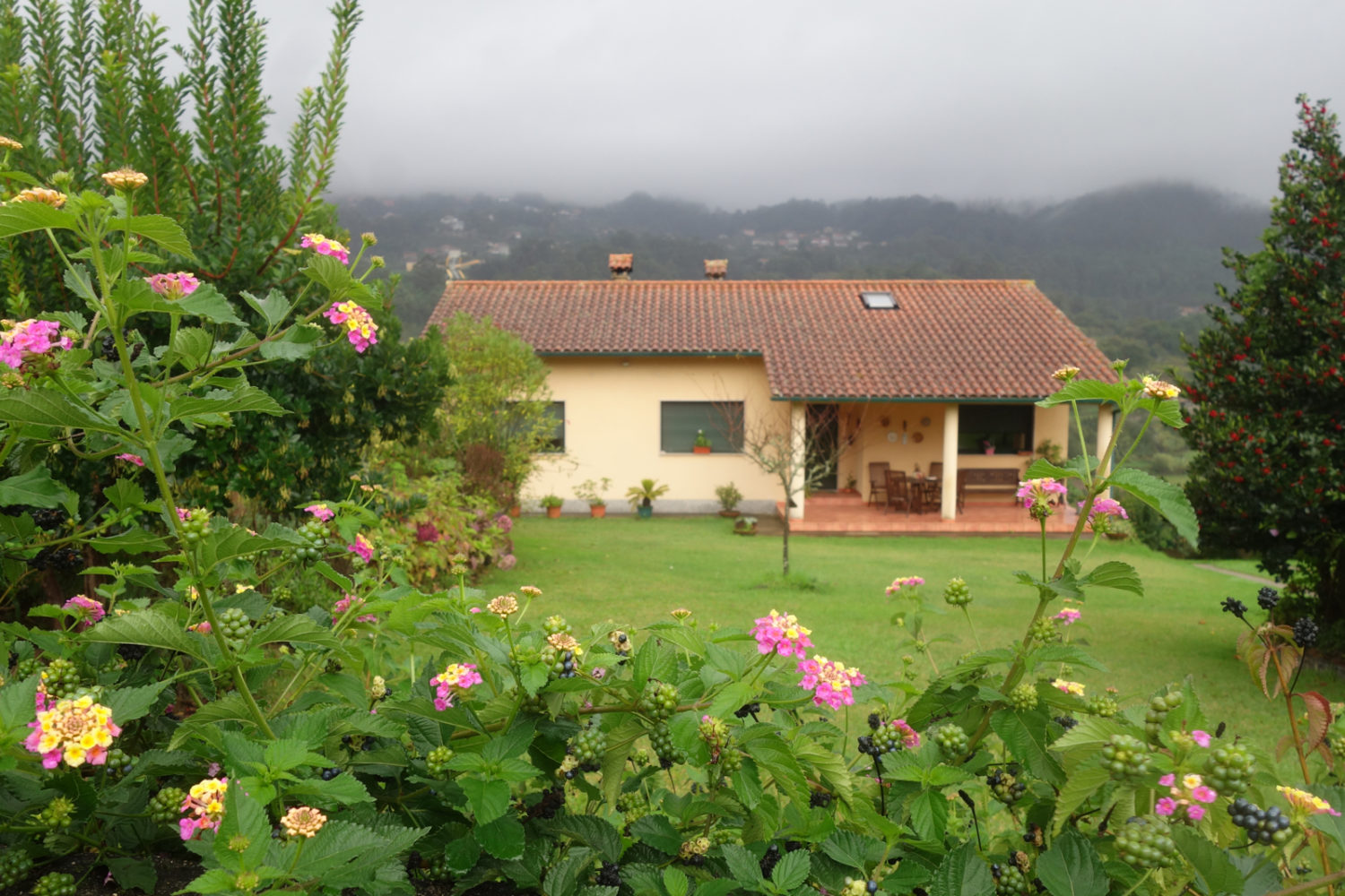 House in Redondela Spain with beautiful flowers.