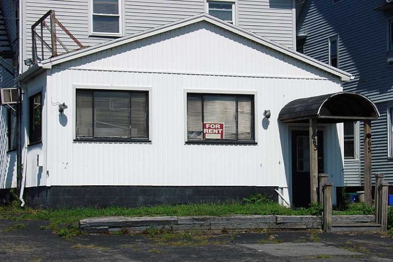 Hard to believe that this place used to have some of the best breakfasts in town. It was called the "Busy Bee" restaurant. Culver Road in Rochester, New York.
