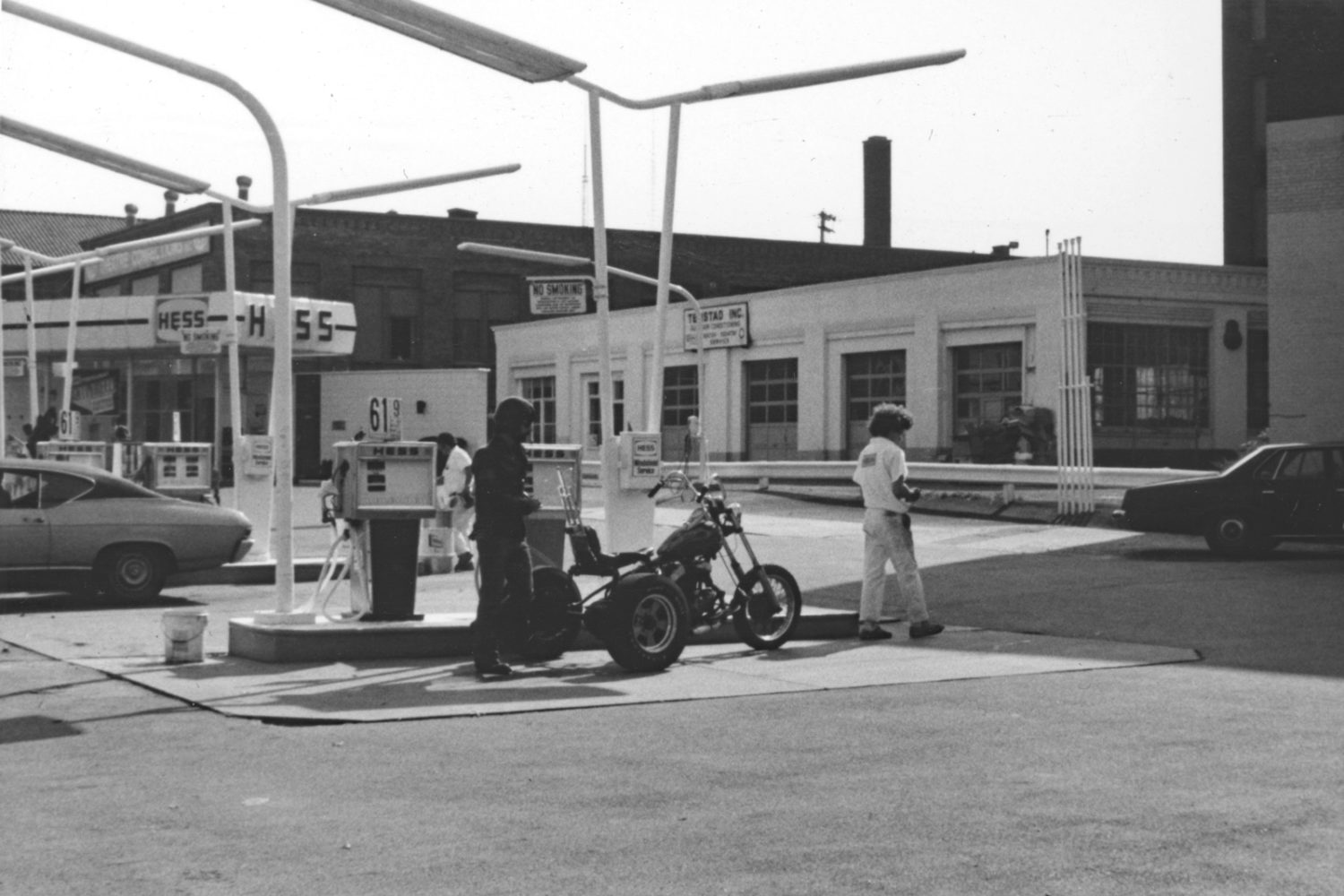 Hess Gas Station on Monroe Avenue, Rochester, New York - photo by Paul Dodd 1976