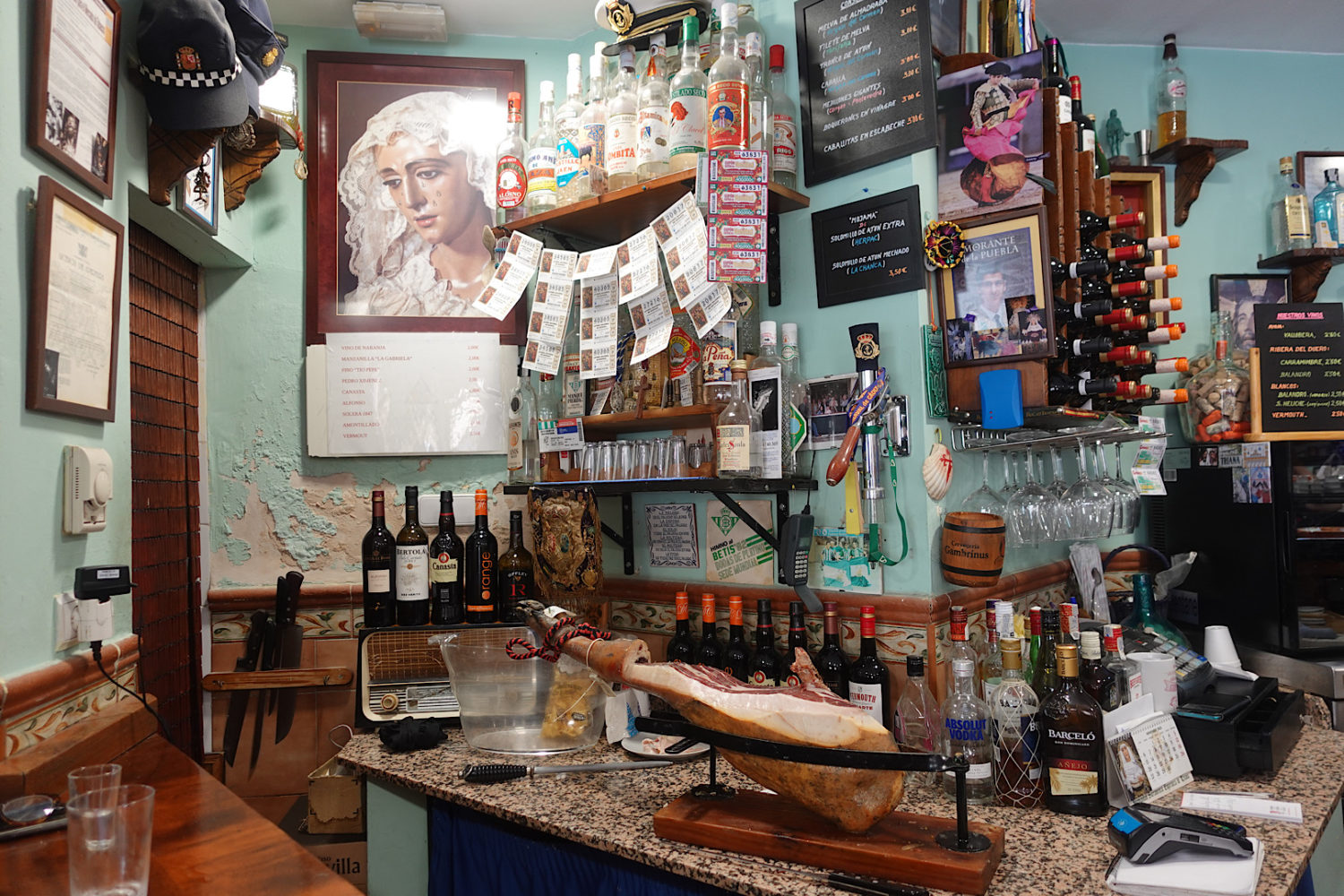 La Virgen, licor, jamón y lotería en Bar La Candelaria, Sevilla