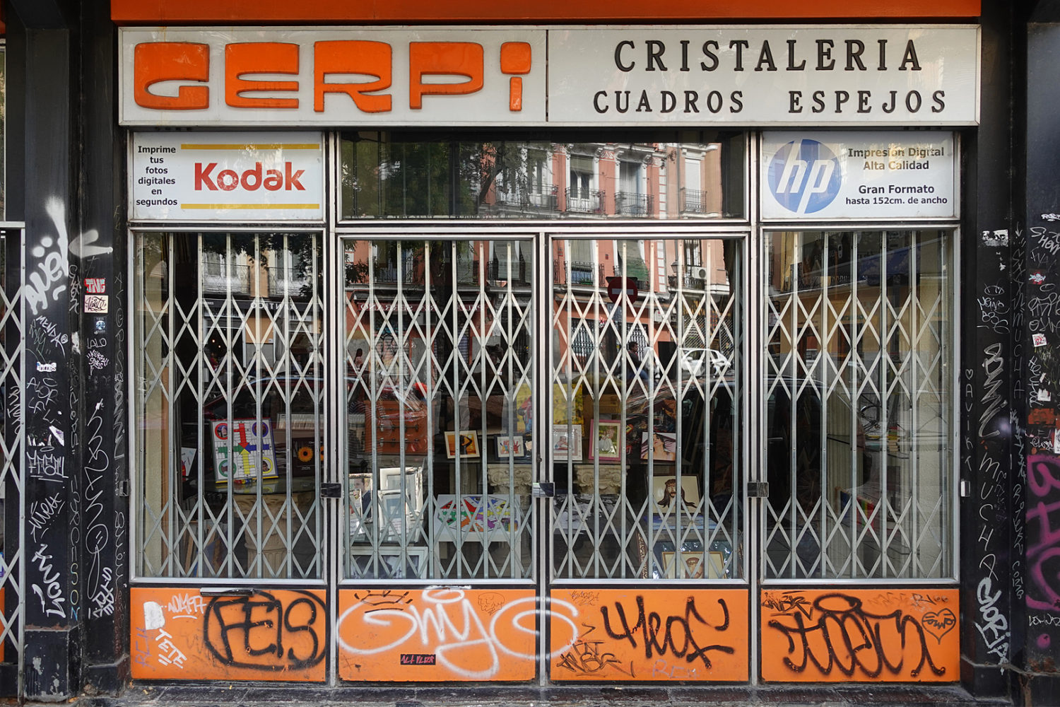 Refrigerator lettering on shop in Madrid 2023