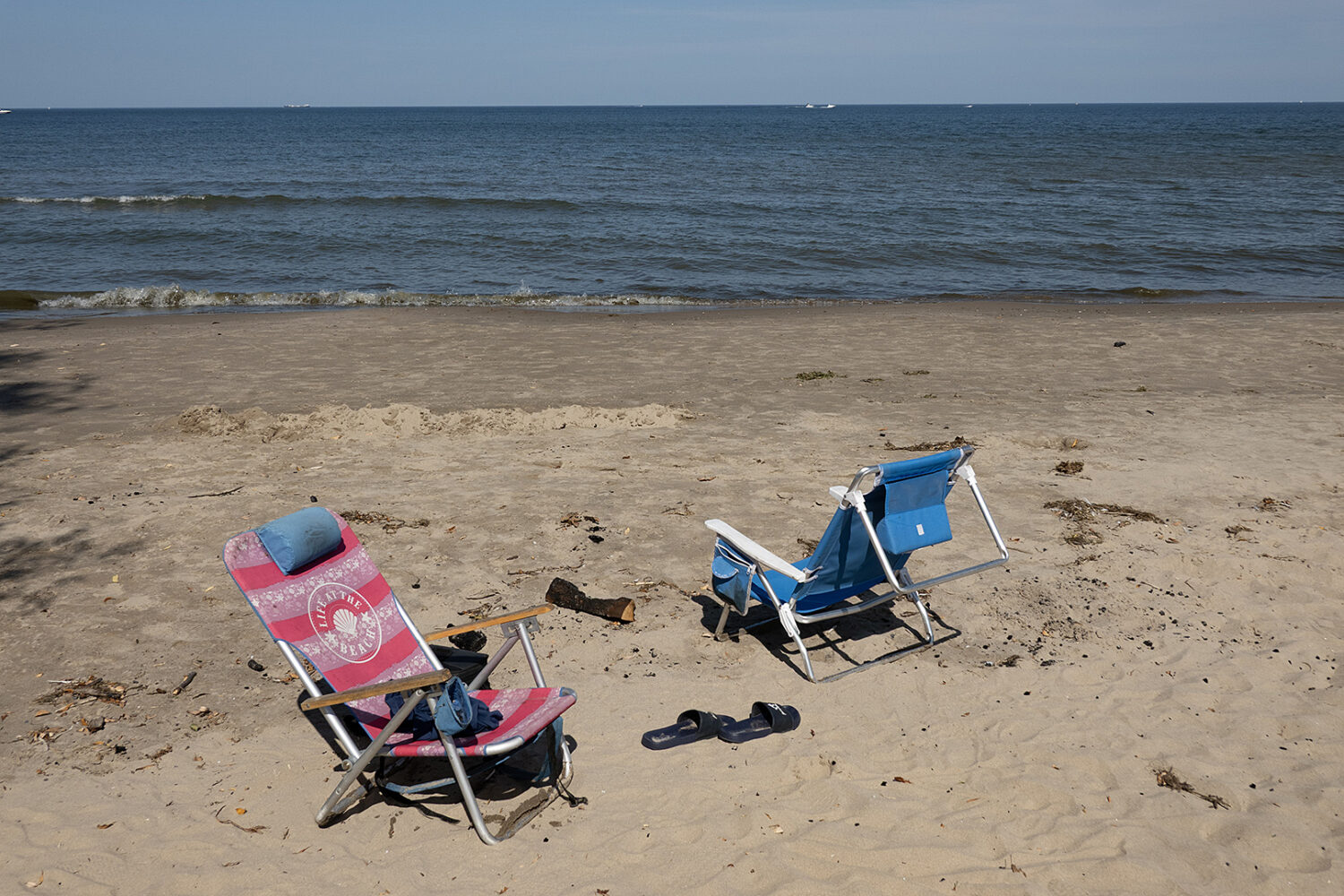 PinkA and blue chairs on the beach at Durand